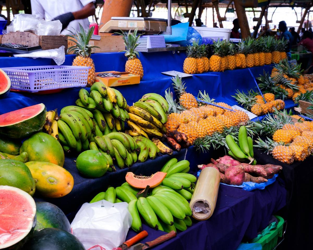 Bar chart comparing vitamin C, polyphenol, and fiber content in local vs. supermarket produce—local wins by 25-40%