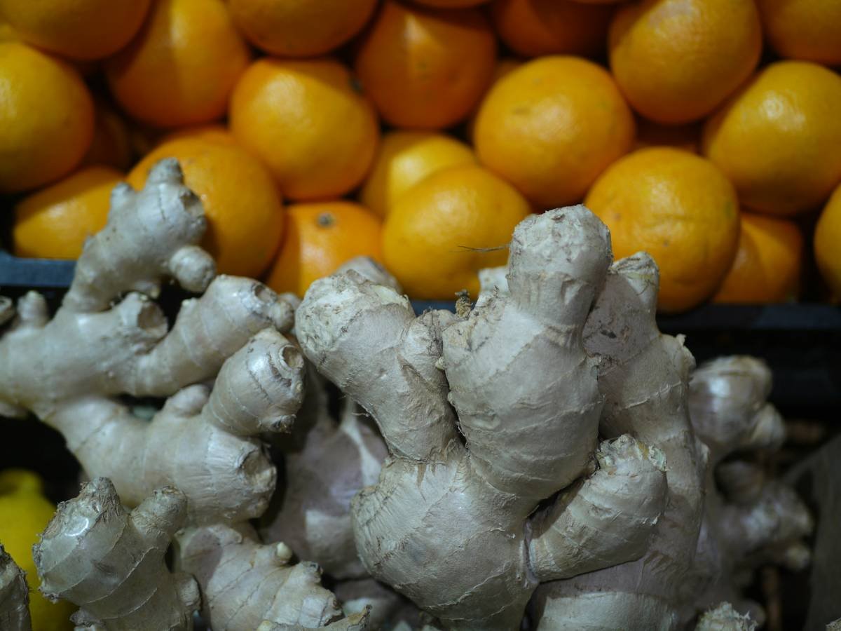 Bar chart comparing vitamin C, polyphenols, and fiber retention in supermarket vs. farm-fresh produce over 7 days
