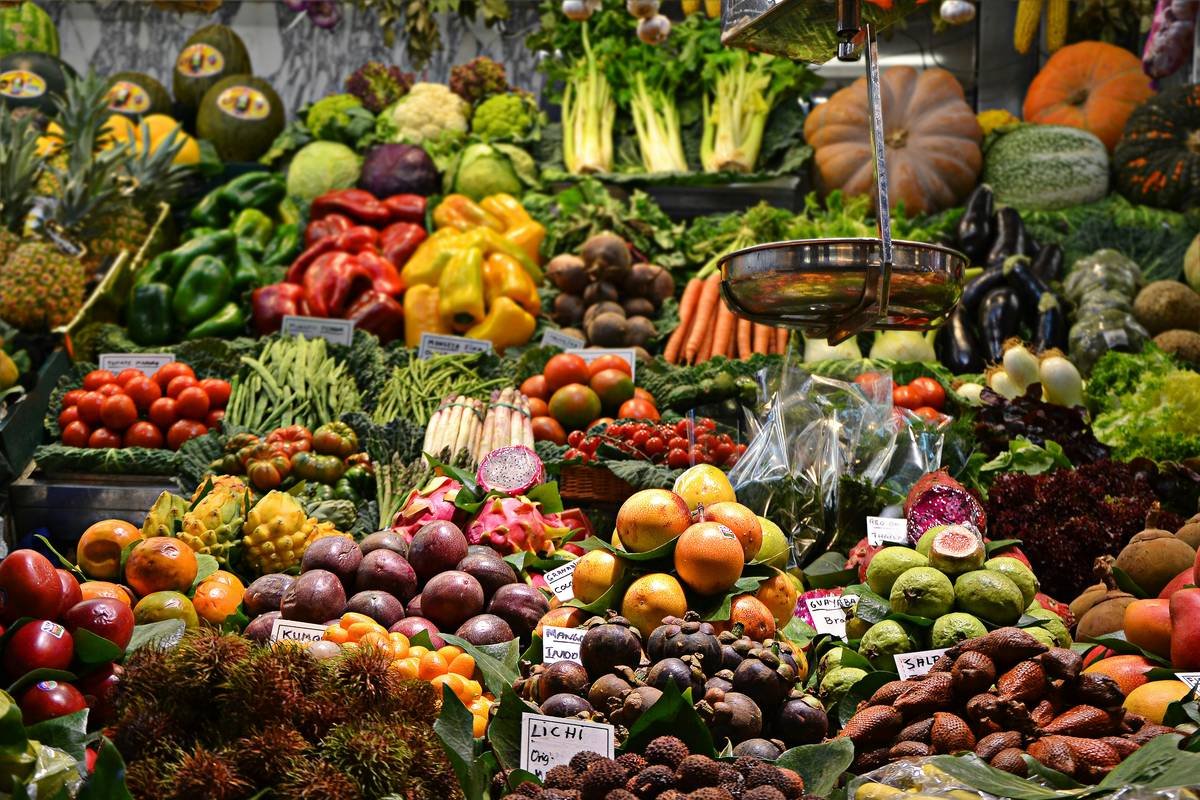 Comparison chart of Blue Zone diets showing high fiber, low processed foods, and regional staples like sweet potatoes, beans, and olive oil