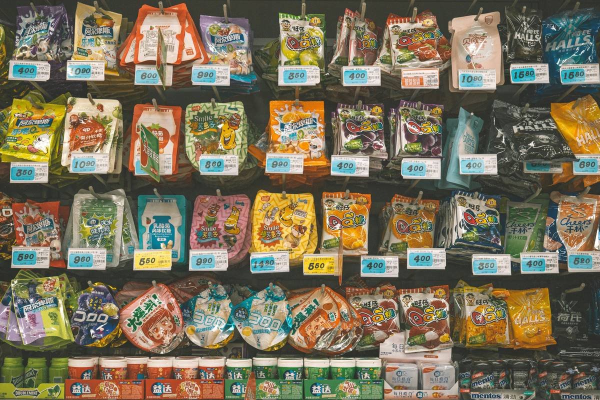 Infographic showing common 'healthy' foods that hinder weight loss: flavored yogurt (18g sugar), protein bars (22g sugar), fruit juice (34g sugar), veggie chips (high in refined oils), and granola (400+ calories per serving)