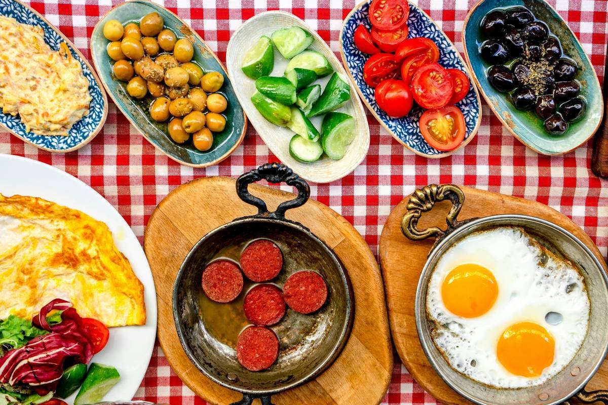 U.S. map showing regional territory foods linked to weight loss benefits—e.g., Pacific Northwest salmon, Southwest chiltepin peppers, Southeast collard greens