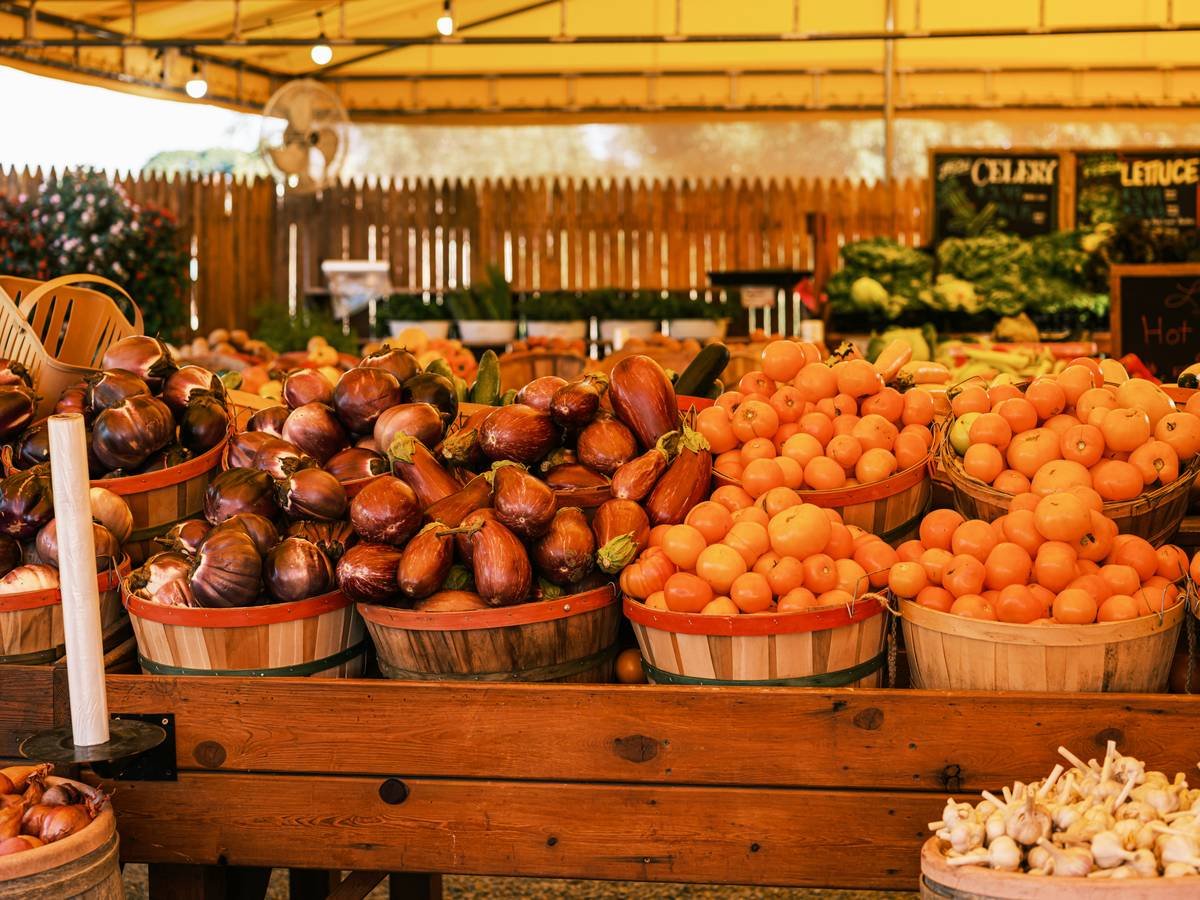 Farm fresh territory food produce stand displaying vibrant seasonal vegetables like tomatoes, kale, and carrots